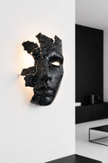 Maschera Decorativa da Parete Dipinta a Mano con Supporto Lampada E14 – Scultura Moderna Luxury