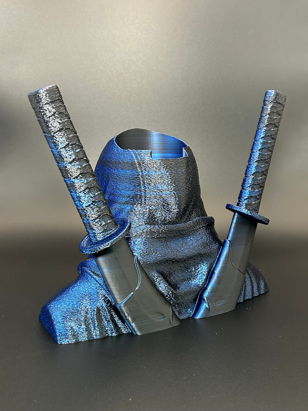 Portapenne Ninja Contemporaneo – Organizer da Scrivania Moderno Stile Gaming & Fantasy