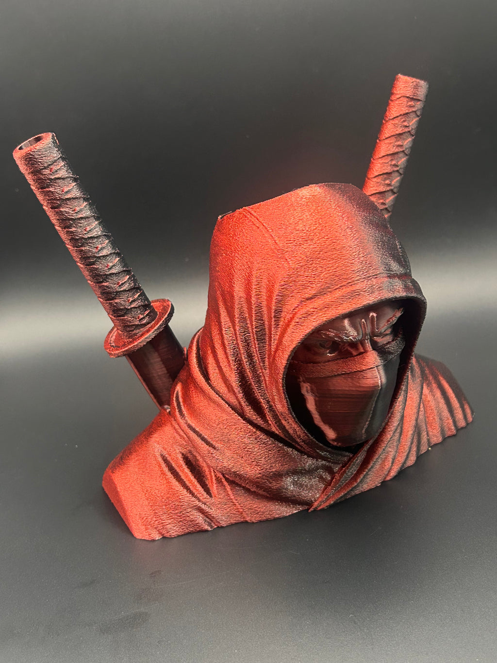 Portapenne Ninja Contemporaneo – Organizer da Scrivania Moderno Stile Gaming & Fantasy